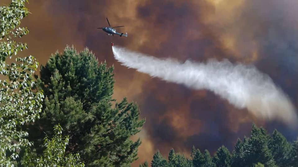 Los helicópteros y aviones hidrantes se volvieron esenciales en la lucha contra el incendio forestal en Aluminé. Foto ILUSTRATIVA archivo: Bomberos voluntarios Aluminé.