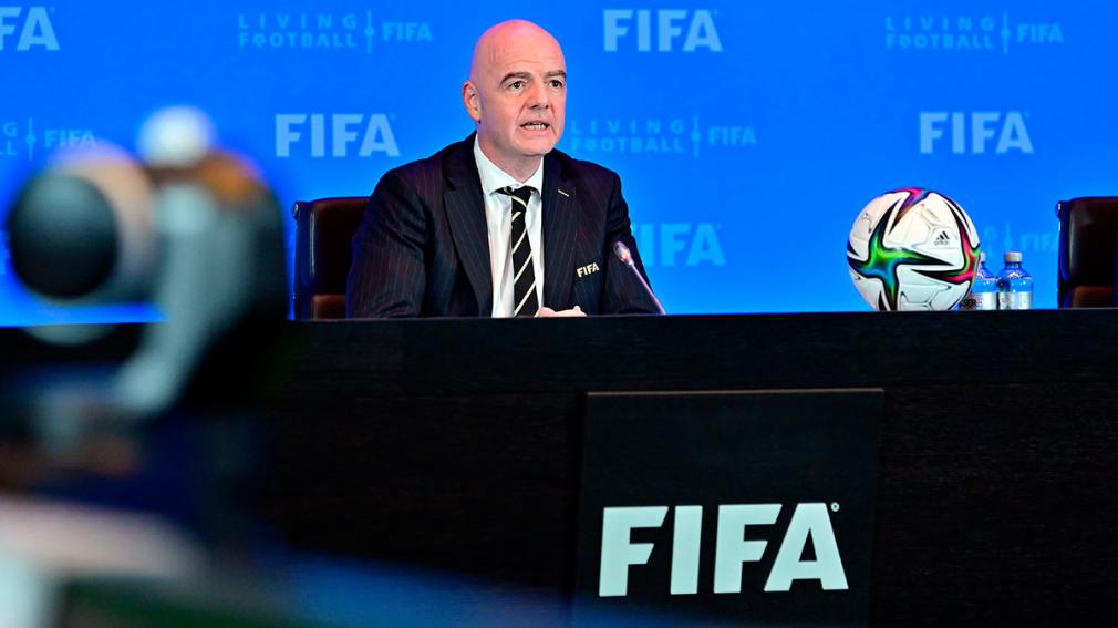 El presidente de la FIFA aseguró que con el Mundial cada dos años aumentarán los ingresos económicos.