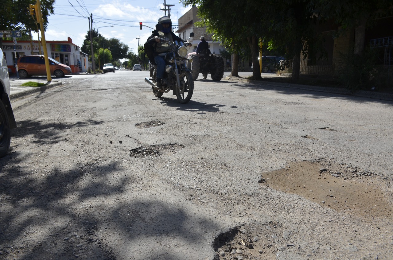 El área de Obras Públicas del municipio comenzó a bachear calles asfaltadas en Regina. (Foto Néstor Salas)