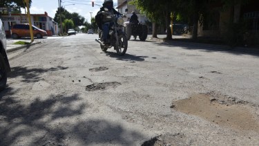 El área de Obras Públicas del municipio comenzó a bachear calles asfaltadas en Regina. (Foto Néstor Salas)