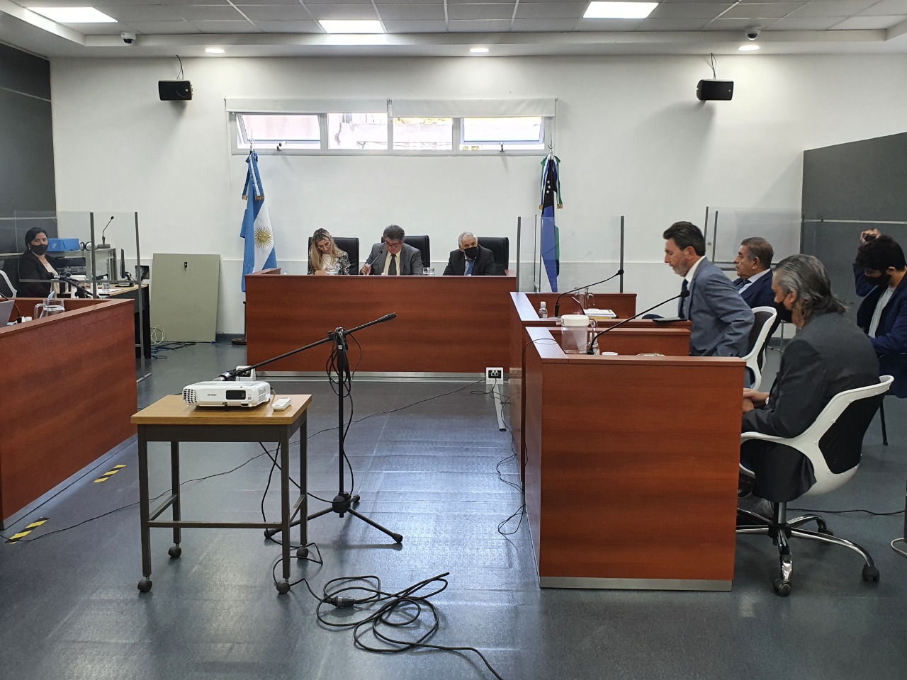 La partes y el tribunal en el inicio del juicio contra el odontólogo de Cipolletti acusado de abuso. (Gentileza)