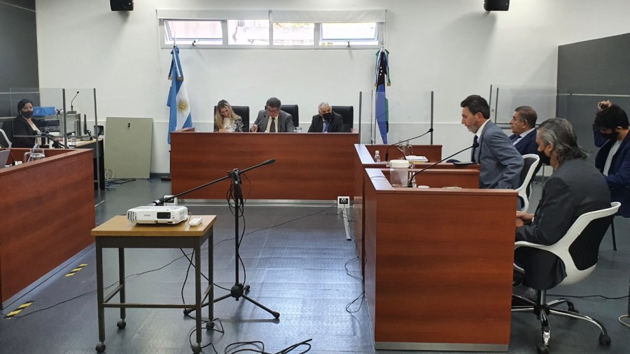 La partes y el tribunal en el inicio del juicio contra el odontólogo de Cipolletti acusado de abuso. (Gentileza)