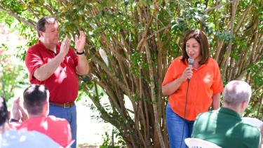 La gobernadora Carreras y el senador Weretilneck fueron los oradores finales. Foto: Gentileza.