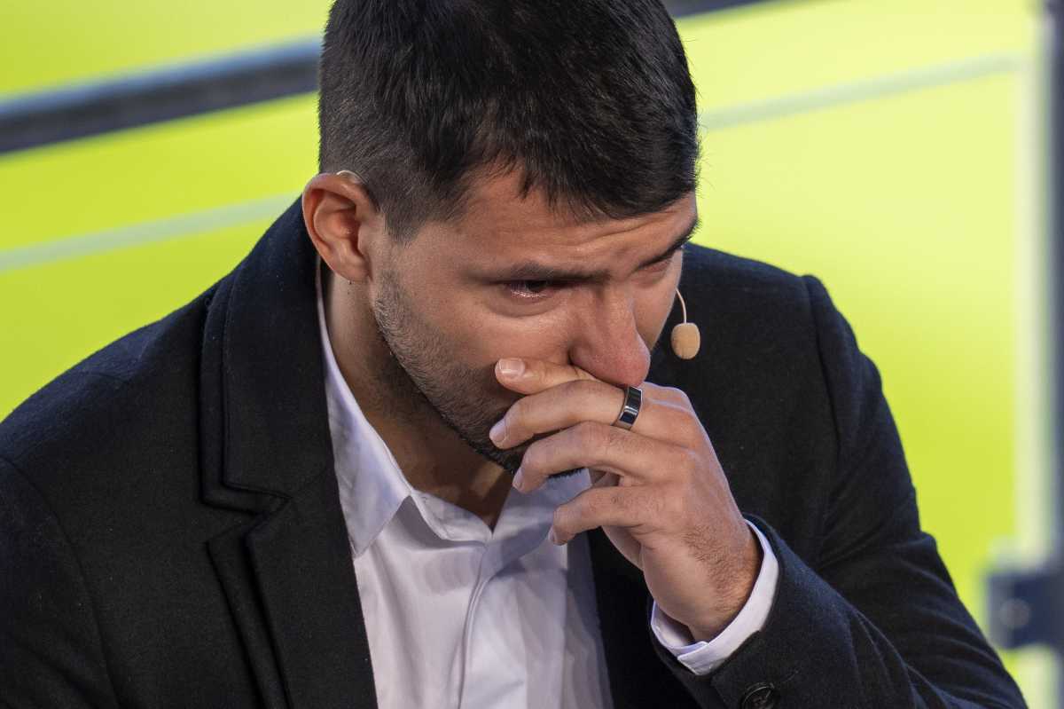 Sergio Agüero y el momento en el que anunció su retiro del fútbol. Subió llorando al escenario y le costó hablar hasta que pudo dar la noticia. 