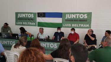 La cabecera de la Asamblea partidaria, que preside López. Ubicaron en la misma también al senador Weretilneck y al diputado Di Giácomo.