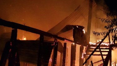 El fuego afectó a una casa y dos galpones. 
