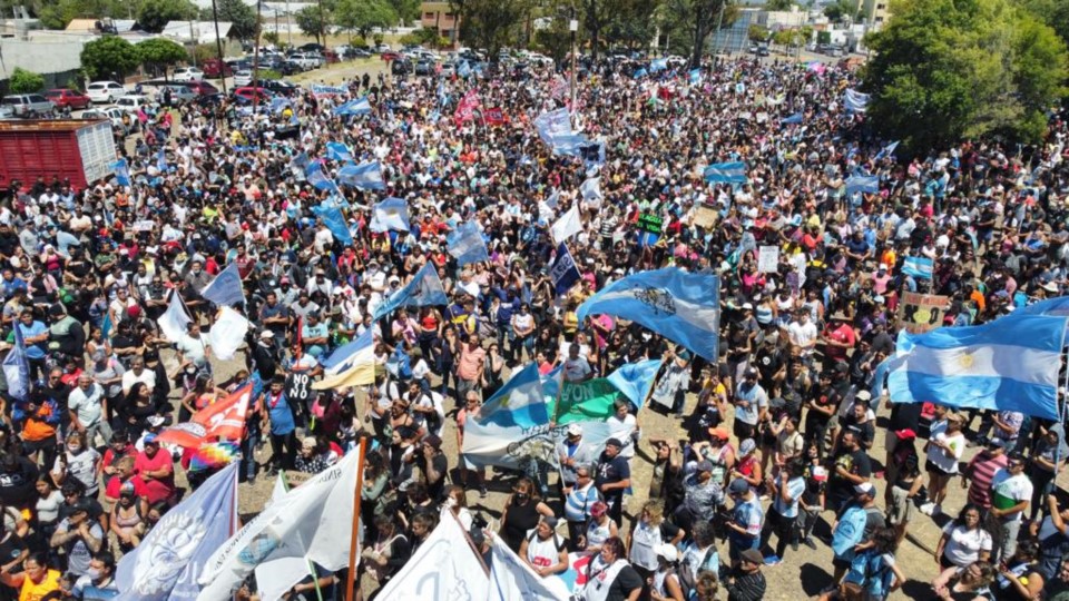 Otra  multitudinaria protesta de vecinos autoconvocados en Chubut contra la minería. 