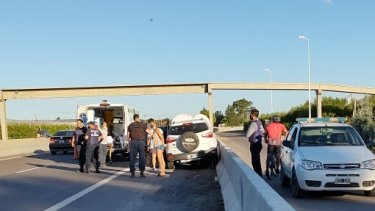 El vehículo quedó contra los bloques New Jersey luego de la conductora perdiera el control. (Foto gentileza)