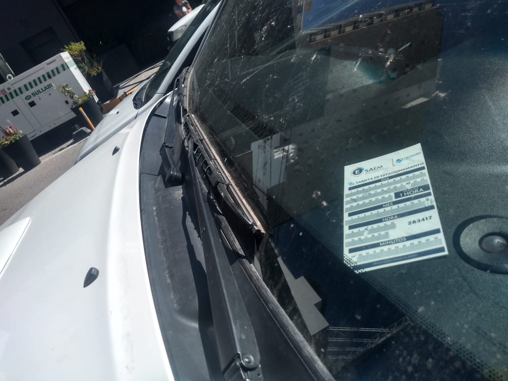 El estacionamiento medido en Neuquén se cobra escalonado por vía digital o a un precio mayor por el sistema de cartón que venden en kioscos (foto Yamil Regules)