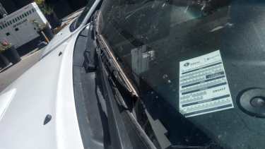 El estacionamiento medido en Neuquén se cobra escalonado por vía digital o a un precio mayor por el sistema de cartón que venden en kioscos (foto Yamil Regules)