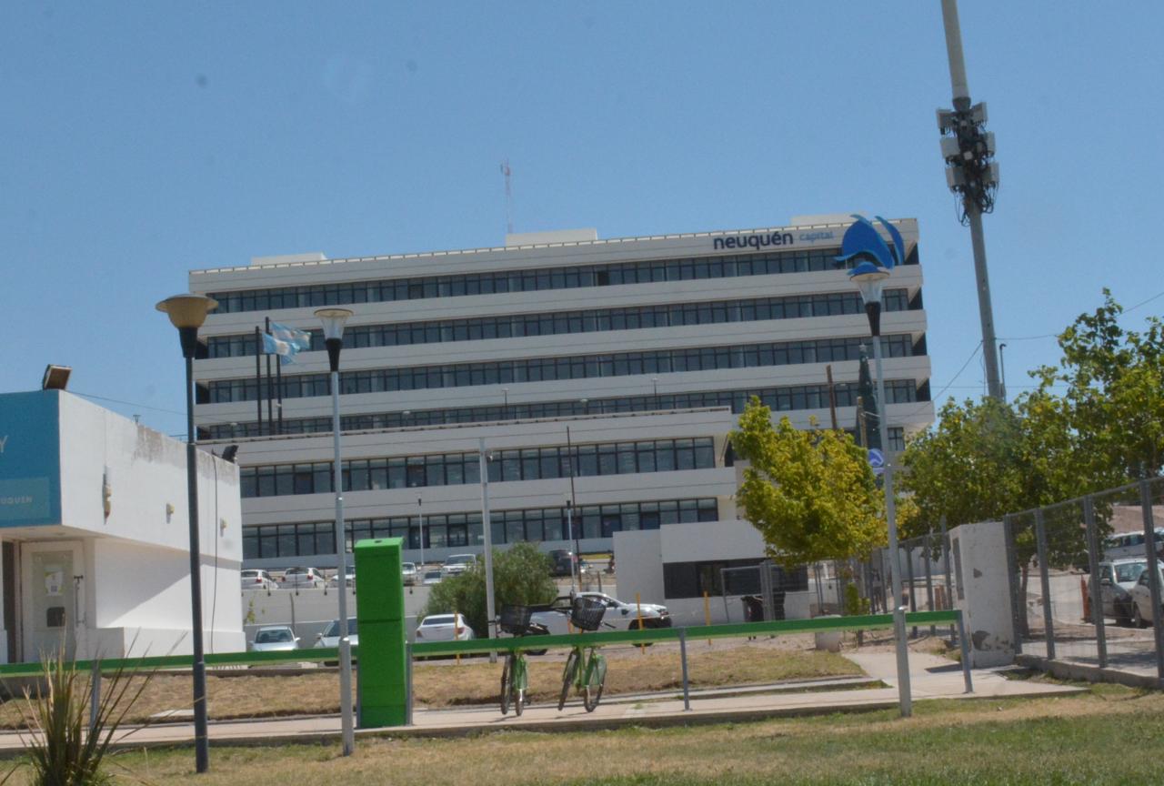 La municipalidad de Neuquén tiene su sede nueva en Novella y Godoy (foto Yamil Regules)
