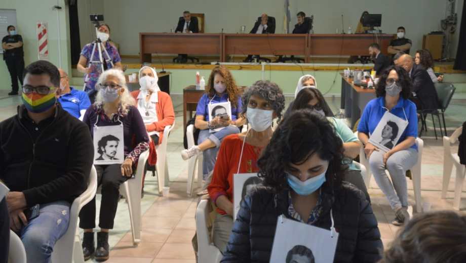 El fin de juicio involucró las palabras de los imputados, que los asistentes escucharon de espaldas (foto archivo Yamil Regules)