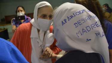 Inés Ragni y Lolín Rigoni, madres de Plaza de Mayo filial Neuquén y Alto Valle, acompañaron siempre las audiencias. Foto Yamil Regules.