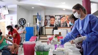 La vacunación avanza en Neuquén mientras bajan los casos activos. 