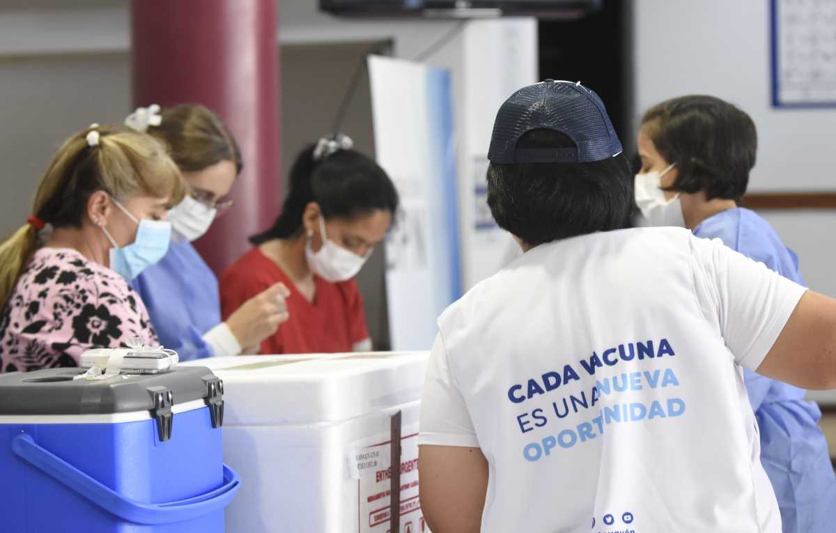 Los dispositivos de vacunación se mantienen activos en Neuquén. (Foto: Florencia Salto)