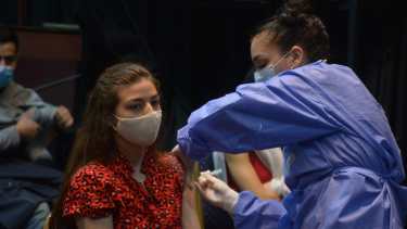 En Neuquén aplican primeras, segundas y terceras dosis a demanda. Foto: Yamil Regules.