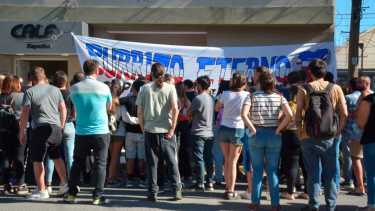 La familia y el entorno  de Facundo Castillo en el último adiós. Foto: Yamil Regules.