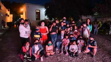 Pesatti junto a los chicos que visitaron el lugar. Foto: gentileza.