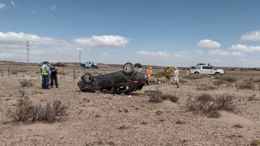 El automóvil quedó en el kilómetro 1331 de la ruta 237. Foto: gentileza Bomberos Picún Leufú.