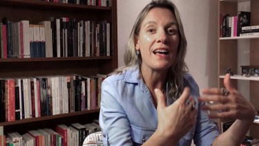 Paola Vicenzi, nacida en la provincia de Buenos Aires, es escritora, correctora y coordinadora de talleres literarios.