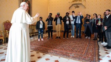 El Papa se reunió con un grupo de refugiados en el día de su 85° cumpleaños.