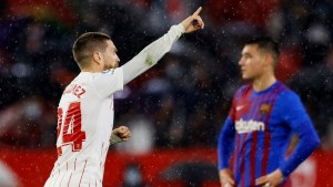 Con gol de Papu Gómez, el Sevilla salvó un punto ante el Barcelona