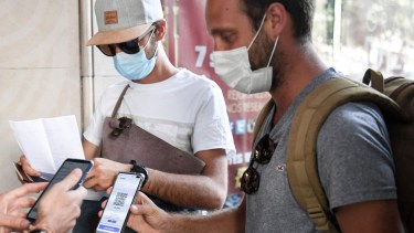El pase sanitario se pedirá a mayores de 13 años y dentro de 20 días. (Foto Tv Pública).-
