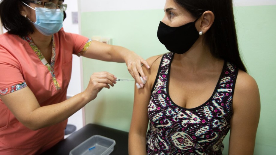 El pase sanitario requiere de la aplicación de un esquema de vacunación contra el coronavirus, es decir, de las dos dosis.