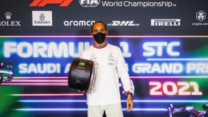 Hamilton hizo la pole en Arabia, donde Verstappen padeció un golpe