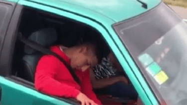 El auto se detuvo en medio de la Ruta 11 y los dos policías a bordo estaban dormidos y ebrios.