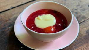 A no dejar de hacer este postre de ciruelas y frutos rojos