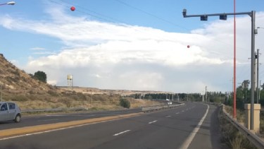 En los accesos a Villa Regina hay radares que son parte de la futura concesión provincial. Archivo