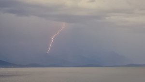 La tormenta eléctrica generó tres focos de incendio en el este y oeste de Bariloche