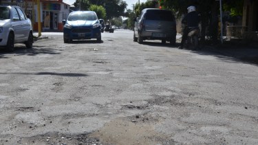El programa de reasfaltado se pondrá en marcha en 2022 en la calle Lisandro de la Torre. (Foto Néstor Salas)
