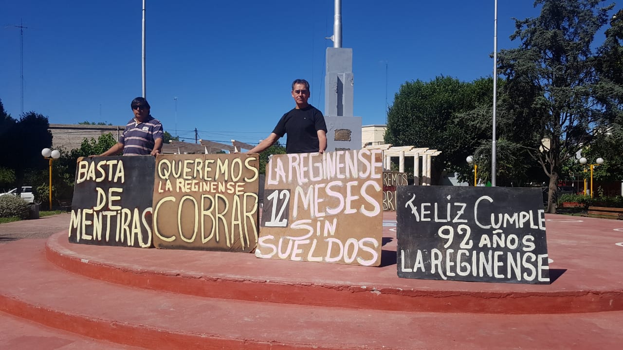 Durante este lunes, trabajadores de La Reginense permanecerán en la Plaza de Próceres para reclamar por salarios adeudados. (Foto Néstor Salas)