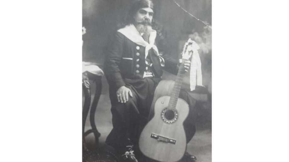 En la Revista Caras y Caretas señalaron que el cabello largo de Regino Velázquez "es el resultado de una promesa a la Virgen de Luján por haberlo hecho ganadero y que ha viajado a Buenos Aires en peregrinación para demostrarle a la aquella que ha cumplido".