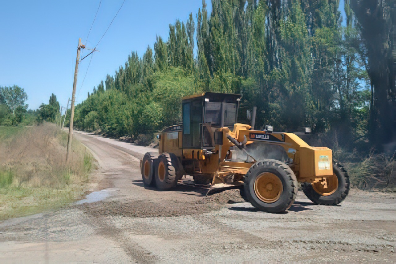 El municipio de Huergo comenzó a reparar las calles rurales de ripio. (Foto Néstor Salas)