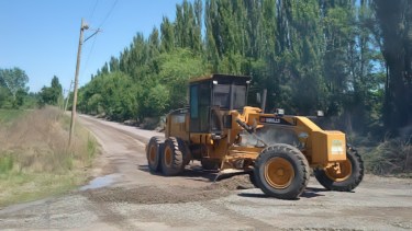 El municipio de Huergo comenzó a reparar las calles rurales de ripio. (Foto Néstor Salas)