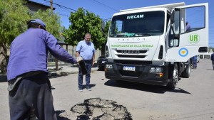 Retoman las tareas de bacheo de calles pavimentadas de Regina