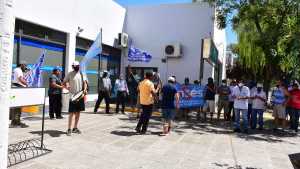 Retirados de la policía realizaron una ruidosa protesta frente a las oficinas de Anses en Roca