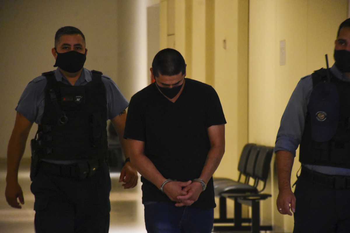 Báez llegó a tribunales esposado y con custodia policial. Pidieron 5 años de prisión en una pena unificada con otros delitos. (foto: Emiliana Cantera)