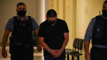 Báez llegó a tribunales esposado y con custodia policial. Pidieron 5 años de prisión en una pena unificada con otros delitos. (foto: Emiliana Cantera)