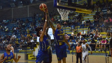 Facundo Sanz hizo su aporte en cercanías del cesto, para un festejado y merecido triunfo "auriazul" ante el "bataraz". Foto: Gino Avoledo 
