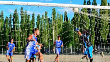 El Depo hizo los deberes ante Chichinales y clasificó a los cuartos de final. (Foto: Néstor Salas)