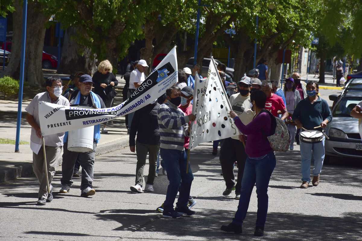Las protestas de los efectivos jubilados comenzó a partir de las 11, frente a la Plaza San Martín. Fotos César Izza.