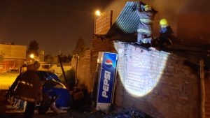 Video: incendiaron la casa de uno de los sospechados por el crimen del nene en Neuquén