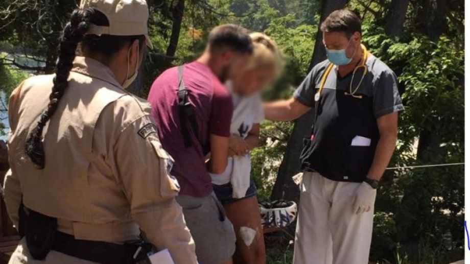 La mujer tuvo que ser trasladada al hospital tras caerse en el sendero a la península Quetrihue. Foto: Diario Andino.