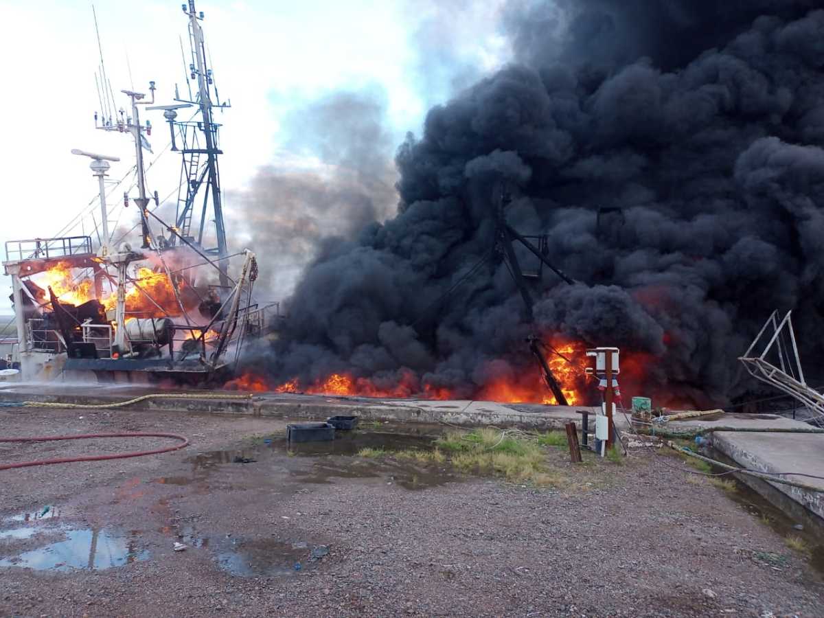 El "Sumatra" se incendió en el puerto de San Antonio Oeste. 