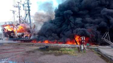 El "Sumatra" se incendió en el puerto de San Antonio Oeste. 