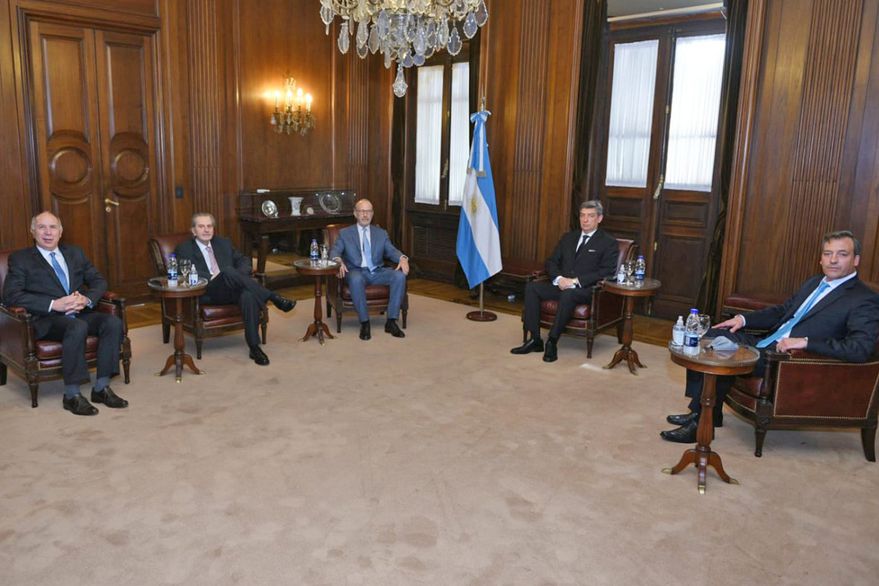 La imagen oficial de la reunión evidenció la tirante relación entre el Gobierno y máximo órgano judicial. 